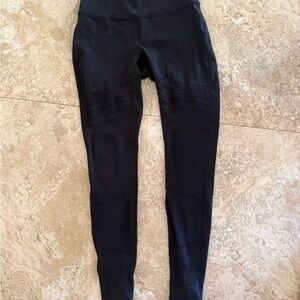 Lululemon Black High-Waisted Leggings with mesh size 6